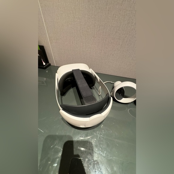 Oculus Quest 2 - Includes Elite Strap and Hard Case - Picture 4 of 6